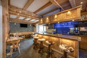 Hotel Crusch Alba Zernez 레스토랑 또는 맛집