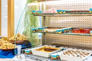 een buffet gevuld met verschillende soorten eten bij Diamond Hotel - All Inclusive in Sunny Beach