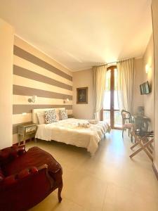 ラ・スペツィアにあるCá Leonのベッドルーム1室(ベッド1台、テーブル、椅子付)