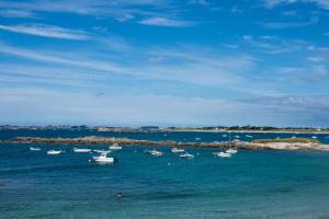 un gruppo di imbarcazioni sedute in acqua di La Chambre d'Alexandre a Santec