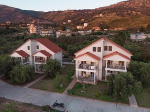 eine Luftansicht von drei Häusern in einer Stadt in der Unterkunft Aria Guest house in Himarë