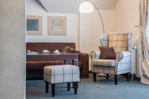 Vital&Spa Resort Szarotka في دوشنيكي زدروي: غرفة معيشة مع طاولة وكرسيين