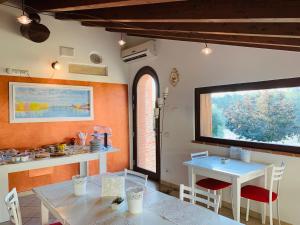 een keuken en eetkamer met een tafel en stoelen bij B&B Al Fondaco in Pescantina