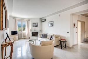 Χώρος καθιστικού στο Alfresco luxury Villa with Heated pool