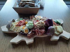 un plato de diferentes tipos de alimentos en una mesa en Fruhstuckspension Bischof i d Wiesen, en Sankt Peter am Kammersberg