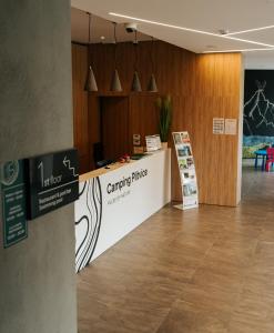 eine Lobby mit einem Tresen mit einem Schild darauf in der Unterkunft Mobile Homes Camping Plitvice in Smoljanac + 80 Fotos