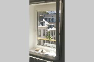 モルレーにあるLes Appartements de Viarmes et de Guernisacの市街の景色を望む窓 +22枚の写真