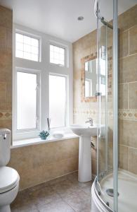 Ένα μπάνιο στο Aisiki Stays Apartments at North Finchley, 3-Bedroom & 2-Bathroom, Pet-Friendly Flat, King or Twin Beds with Free Wi-Fi
