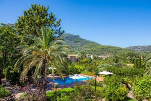 un resort con piscina e montagne sullo sfondo di Finca Ca's Curial - Agroturismo - Adults Only a Sóller