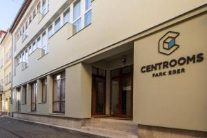 a building with a sign that reads gemontons park beer at Centrooms Eger in Eger