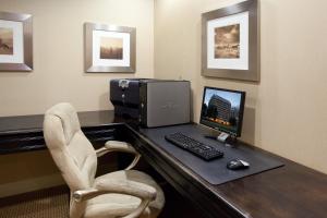 Holiday Inn Denver East by IHG的电视和/或娱乐中心
