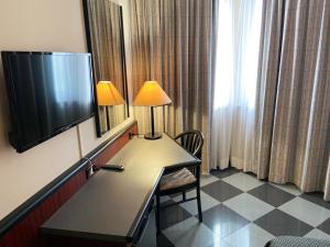 Televisyen dan/atau pusat hiburan di Hotel Verri