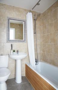 Ένα μπάνιο στο Aisiki Stays Apartments at North Finchley, 3-Bedroom & 2-Bathroom, Pet-Friendly Flat, King or Twin Beds with Free Wi-Fi +9 φωτογραφίες