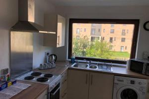 Ett kök eller pentry på Beautiful Self-Catering 2 Bed Apartment with Free Parking 10 Minutes to City Centre