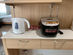 einen Toaster und einen Mixer auf einer Theke in der Unterkunft ＡkＢ63 in Sapporo