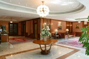 hol hotelu ze stołem i krzesłami w obiekcie Hotel AS w Zagrzebiu