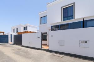 een wit huis met witte muren en ramen bij Villa Piva in Playa Blanca