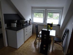 シュネーヴァーディンゲンにあるFerienwohnung Ehmannのキッチン(テーブル、テーブル、椅子付)