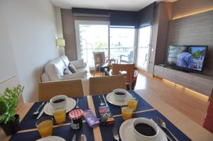 una sala de estar con una mesa con comida y bebidas. en RNET - Portomar Plus Roses en Roses