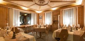 Hotel Crusch Alba Zernez 레스토랑 또는 맛집