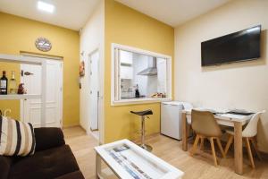 Kuchyňa alebo kuchynka v ubytovaní Cozy and well located apartment in the center of Seville + 15 fotografií