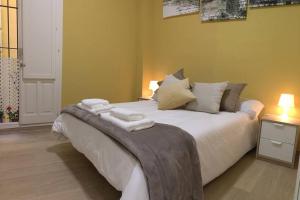 Posteľ alebo postele v izbe v ubytovaní Cozy and well located apartment in the center of Seville