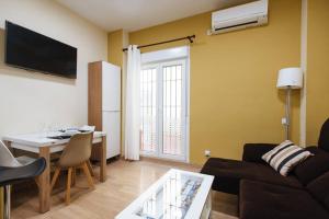 Televízia a/alebo spoločenská miestnosť v ubytovaní Cozy and well located apartment in the center of Seville