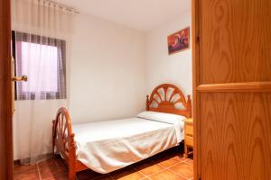 a small bedroom with a bed and a window at El Rincón de Ramón in Cortijos Nuevos