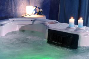 un orso polare in una vasca da bagno con candele di Royal Hotel Montevergine a Ospedaletto dʼAlpinolo