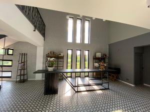 a dining room with a table in the middle of a room at NORD APARTAMENTS in Zalău