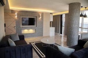 A television and/or entertainment centre at Le Luxe Suites Hotel & Spa