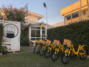uma fila de bicicletas amarelas estacionadas ao lado de um edifício em Hostel Lullaby Non-Smoking em Chiang Mai