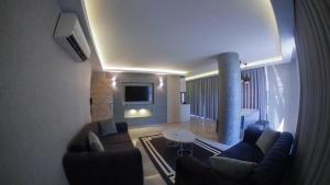 A television and/or entertainment centre at Le Luxe Suites Hotel & Spa