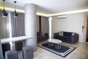 A seating area at Le Luxe Suites Hotel & Spa