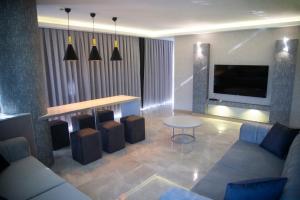 A seating area at Le Luxe Suites Hotel & Spa
