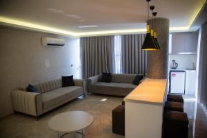 A seating area at Le Luxe Suites Hotel & Spa