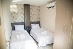 A bed or beds in a room at Le Luxe Suites Hotel & Spa