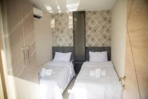 A bed or beds in a room at Le Luxe Suites Hotel & Spa