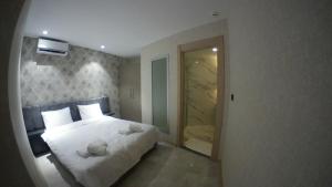 A bed or beds in a room at Le Luxe Suites Hotel & Spa