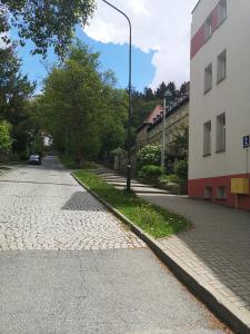 an empty street with a street light next to a building at Apartament Gałązka Jabłoni in Duszniki Zdrój