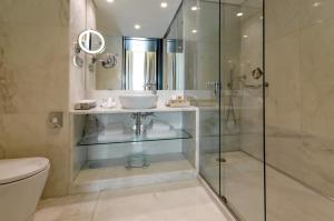 bagno con doccia in vetro e lavandino di Hotel Santa Justa a Lisbona