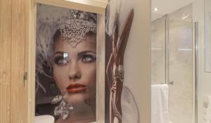 uma imagem de uma mulher com uma coroa na parede em Mini-suites Le Rêve em Kirrwiller
