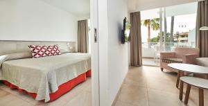 Posteľ alebo postele v izbe v ubytovaní Hoposa Hotel & Apartaments VillaConcha