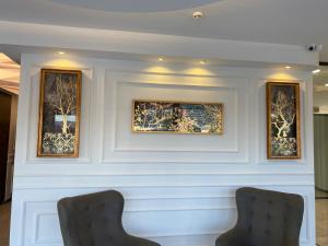 A seating area at Le Luxe Suites Hotel & Spa