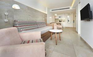 Televízia a/alebo spoločenská miestnosť v ubytovaní Hoposa Hotel & Apartaments VillaConcha