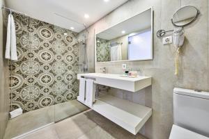 Kúpeľňa v ubytovaní Hoposa Hotel & Apartaments VillaConcha