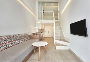 TV a/nebo společenská místnost v ubytování Hoposa Hotel & Apartaments VillaConcha