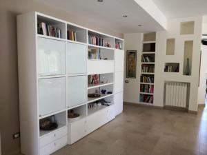 una gran estantería blanca en la sala de estar en Villa Tiziana, en Monreale