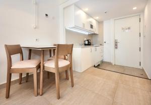 Kuchyňa alebo kuchynka v ubytovaní Hoposa Hotel & Apartaments VillaConcha