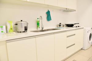 Kuchyň nebo kuchyňský kout v ubytování Gt Home encorp strand residence (alpha ivf )
